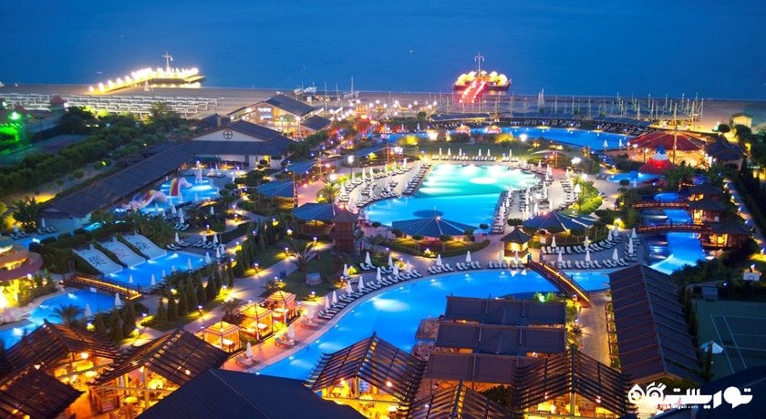 نمای کلی استخر ها و محوطه کلی هتل